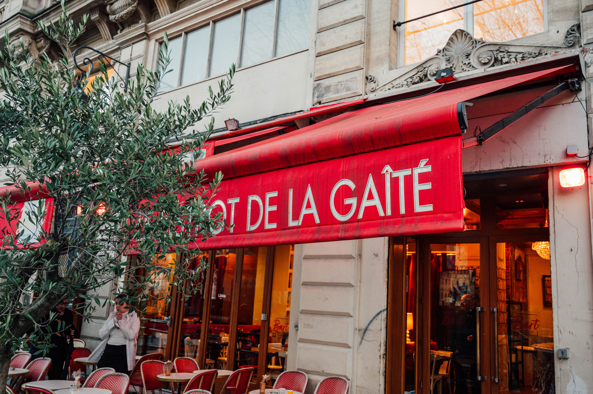 Profitez d’une soirée karaoké unique avec viande à volonté au Bistro de la Gaîté à Paris 3. Ambiance conviviale et saveurs généreuses