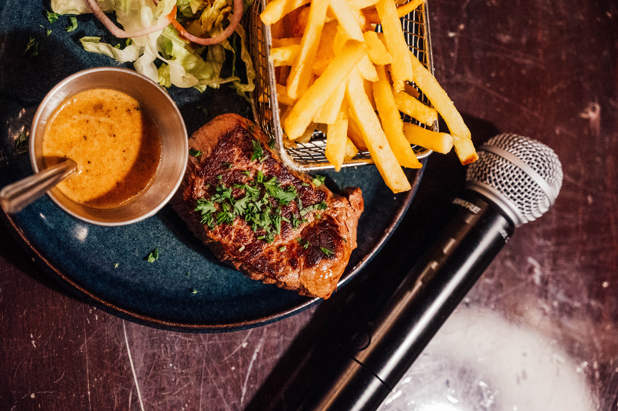 Profitez d’une soirée karaoké unique avec viande à volonté au Bistro de la Gaîté à Paris 3. Ambiance conviviale et saveurs généreuses