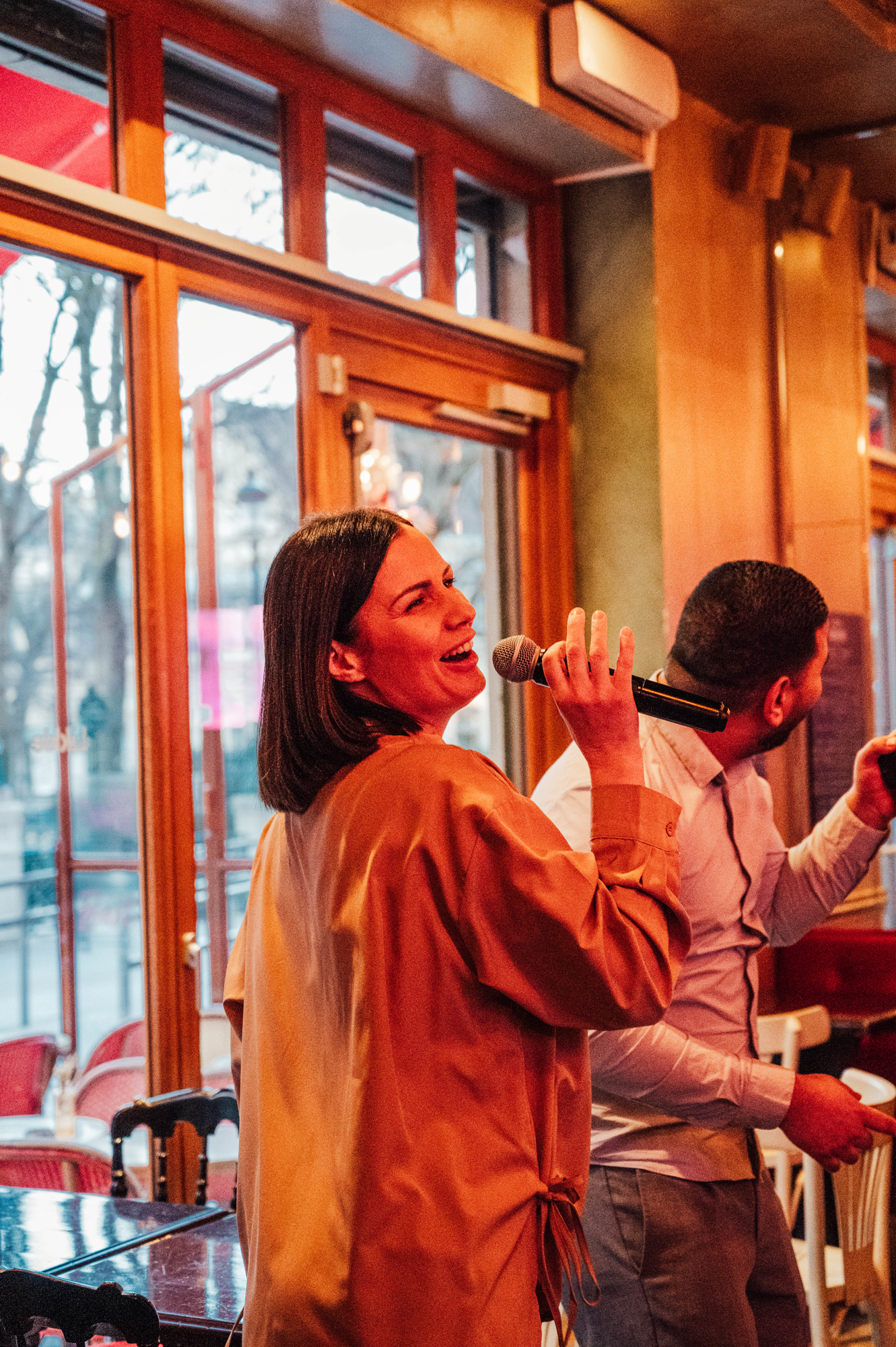 Profitez d’une soirée karaoké unique avec viande à volonté au Bistro de la Gaîté à Paris 3. Ambiance conviviale et saveurs généreuses